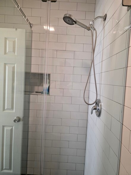 Walk-In Shower - 1049 N Jacobus Ave