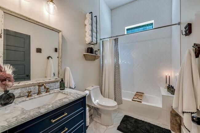 Building Photo - Fully Furnished Sleeps 8 with 3 Full Bedrooms and 3 full baths  Parking behind the secured gate