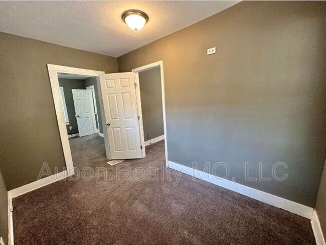 Building Photo - 2905 E 61st St