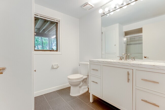 on-suite bathroom - 12001 Hilloway Rd W