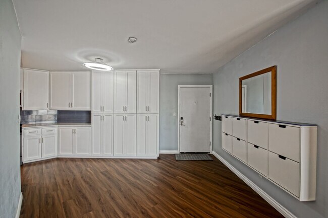 Building Photo - Bright & Spacious, Top-Floor 3BR3BA Condo ...