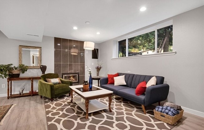 Building Photo - 4 Bed and 2 Bath Beautiful Bellevue Single...