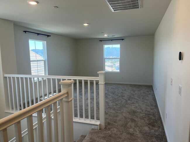 Building Photo - Lake Elsinore 5 Bedroom