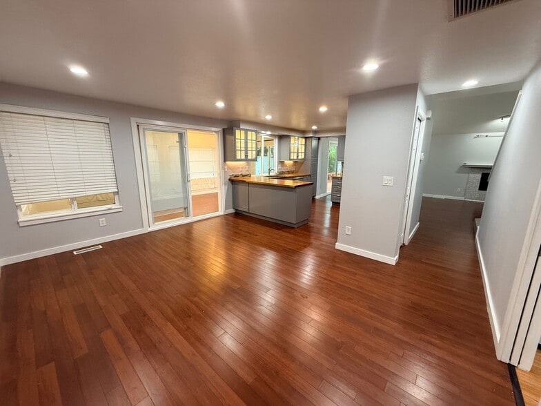 Building Photo - 27840 25th Dr S