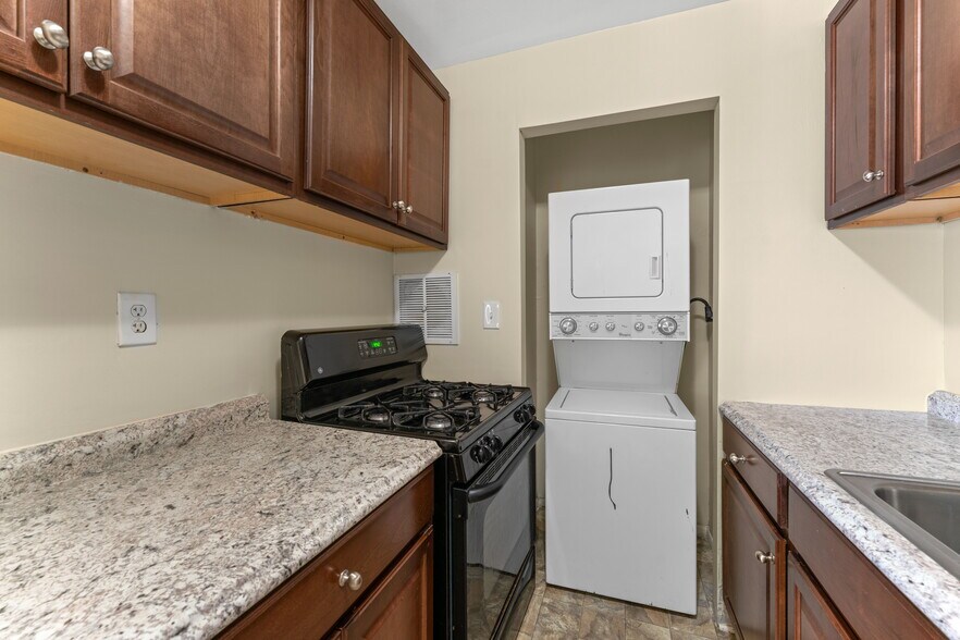 Building Photo - 5500 Karen Elaine Dr