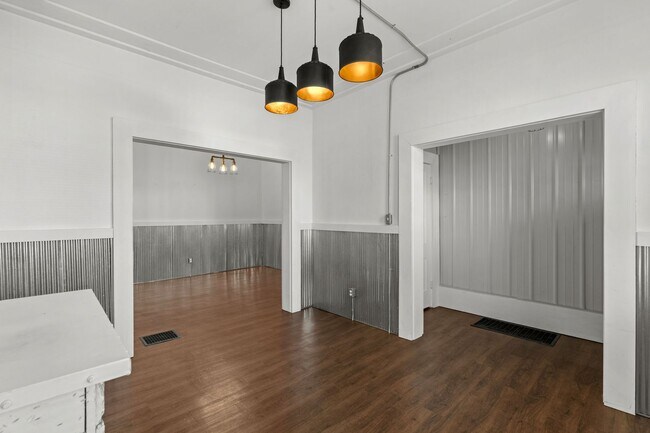 Building Photo - Charming  2BR 1.5Bath South City Home in Prime Dogtown Location