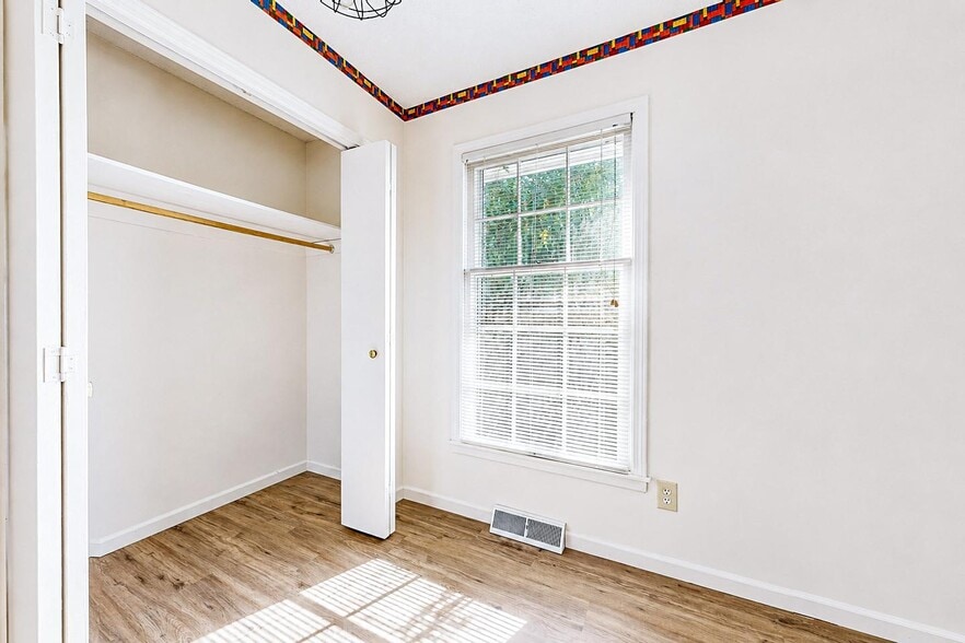 Building Photo - Spacious Shawnee Home Near Mill Creek Streamway Park