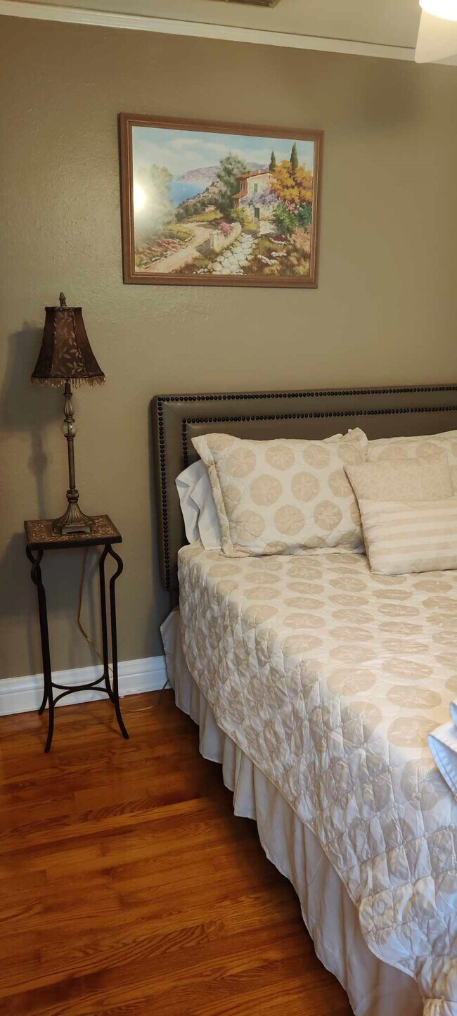 Building Photo - 1423 Bronough N St