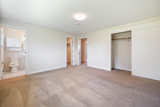 Building Photo - Room to roam! 3 bed, living, dining, den, ...