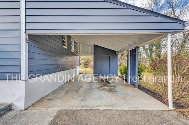 Building Photo - 3203 Roundhill Ave NW