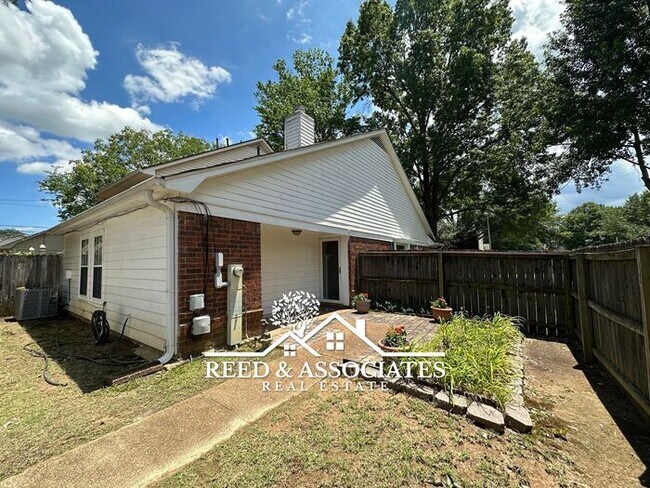 Building Photo - Collierville Townhouse Located on Corner Lot!