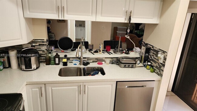 Building Photo - 5975 SW 137th Ave