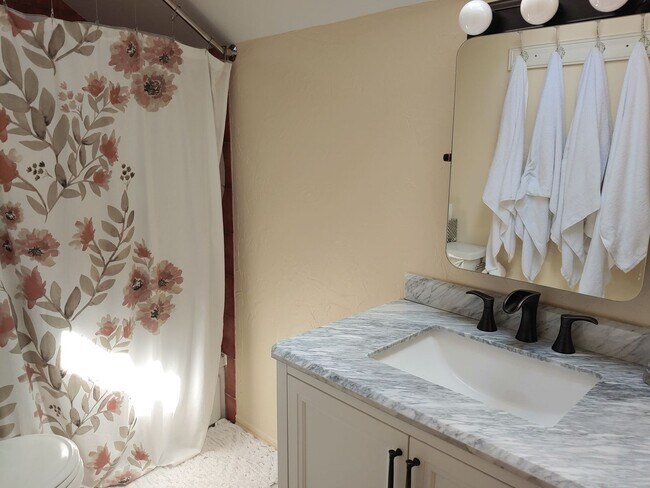 Building Photo - Fully Furnished Executive Sander's Beach Rental