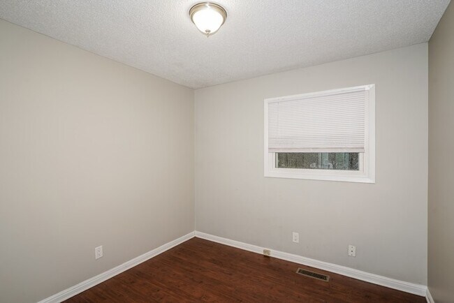 Building Photo - Spacious 4-Bedroom Home in Clarksville, TN