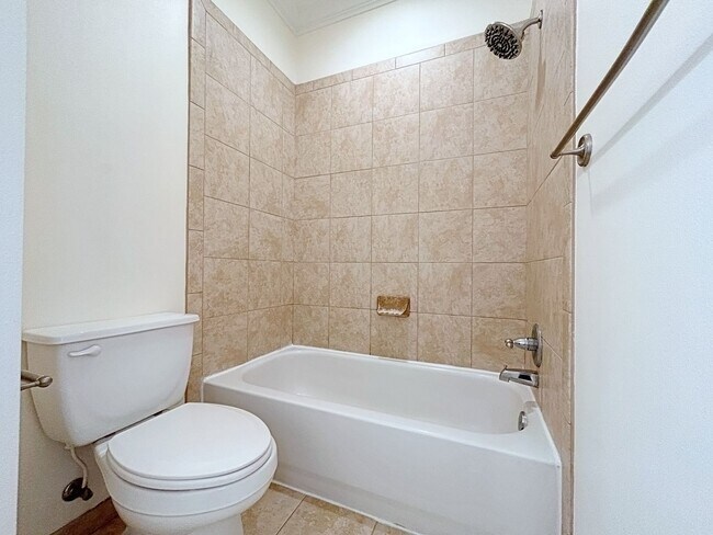 Building Photo - 3 Bedroom Townhouse in Gated Community off...