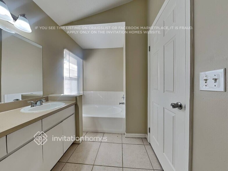 Building Photo - 717 Sand Ridge Dr