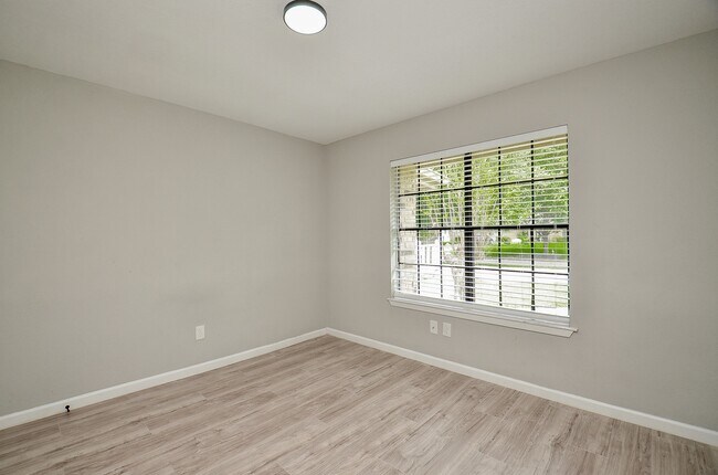 Building Photo - 22018 Grand Forks Dr