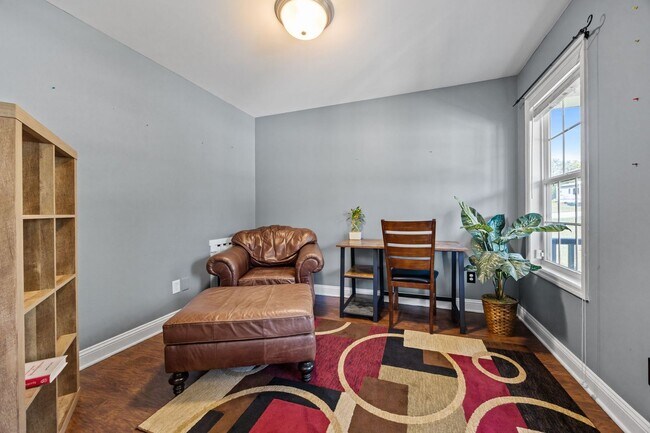 Building Photo - Fully Furnished Month to Month/Short Term Rental!