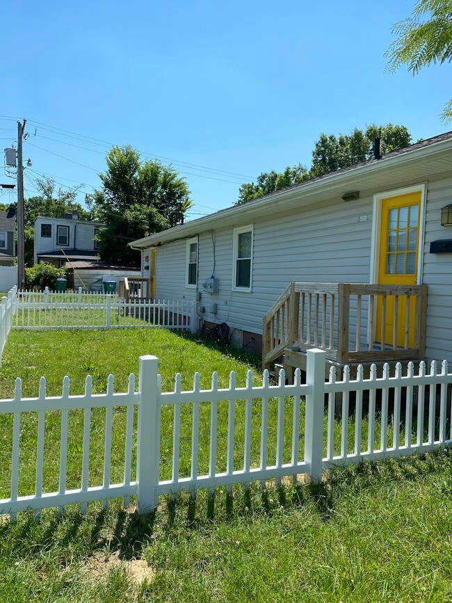 Building Photo - 1601 Monteiro St
