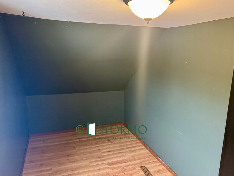 Building Photo - 626 Oak St NE