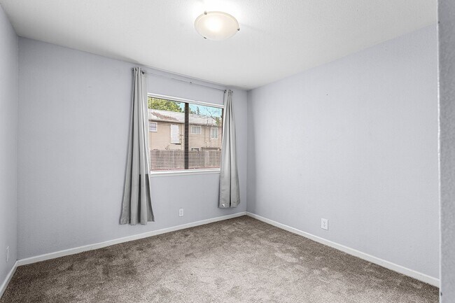 Building Photo - $200 Off First Months Rent! Cozy 3-Bedroom...