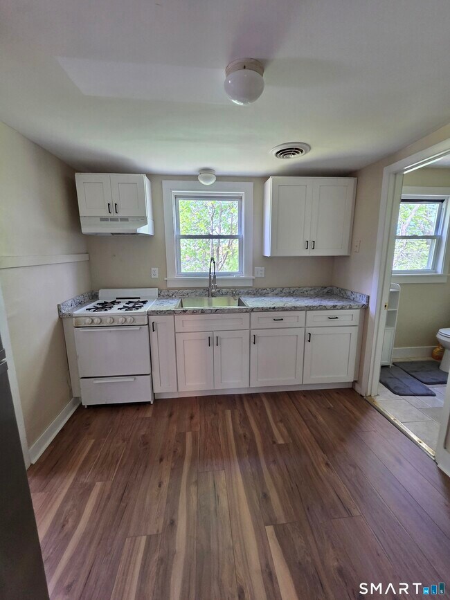 Building Photo - 22 Lakeview St