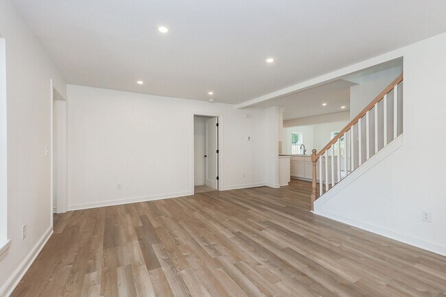Building Photo - Four bedrooms/2.5 Baths Newly Remodeled Bay Village Home!