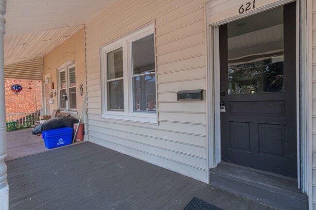 Building Photo - UPDATED FOUR BEDROOM/1.5 BATH TOWNHOME