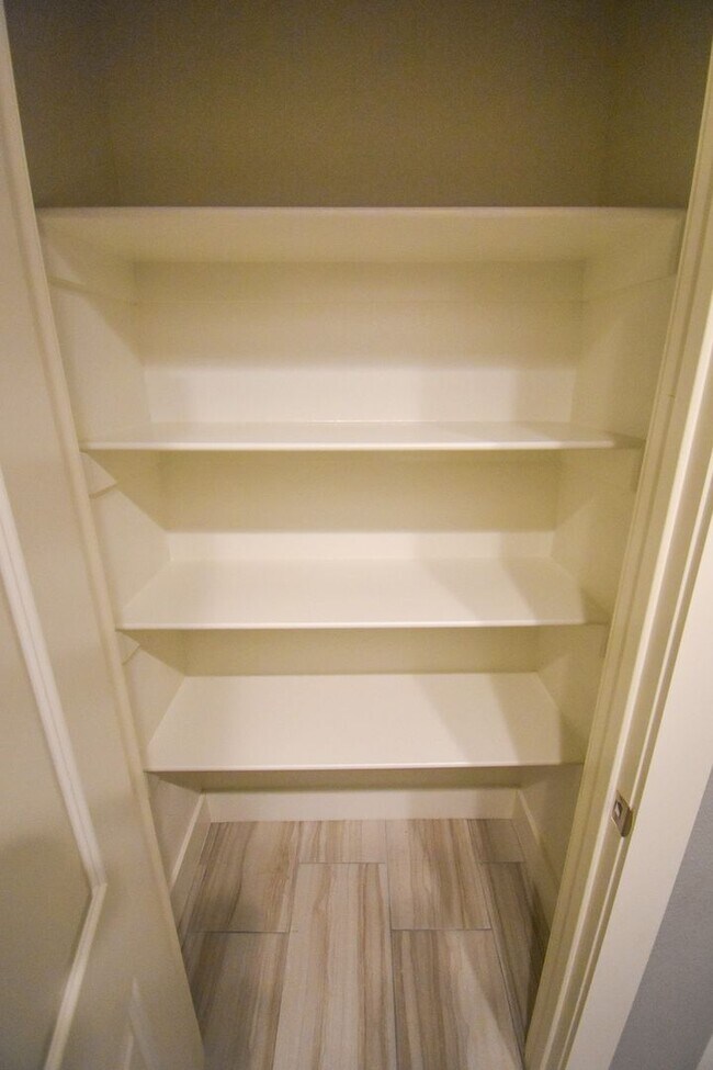 Building Photo - Stunning 3 Bedroom, 2.5 Bathroom Home in F...