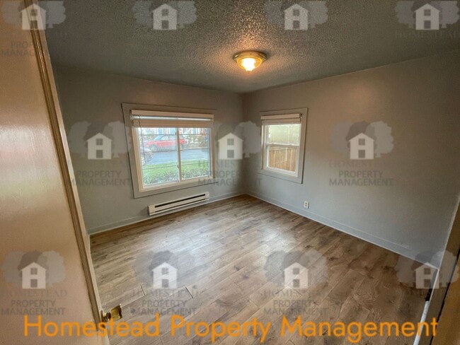 Building Photo - CHECK OUT THIS HUGE YARD!