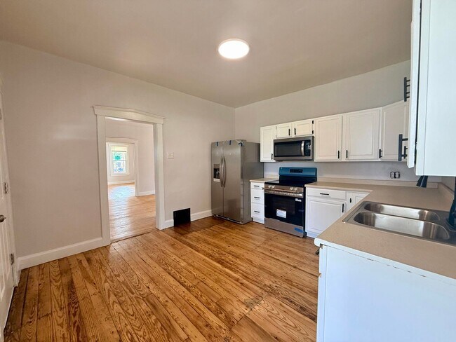Building Photo - 37 N Kinzer Rd