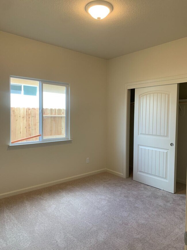 Building Photo - Spacious & Stylish 3 Bed, 2 Bath Home  Des...