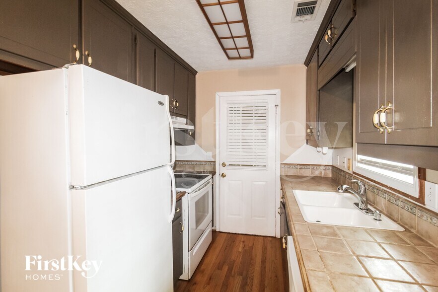 Building Photo - 5082 Memory Ln