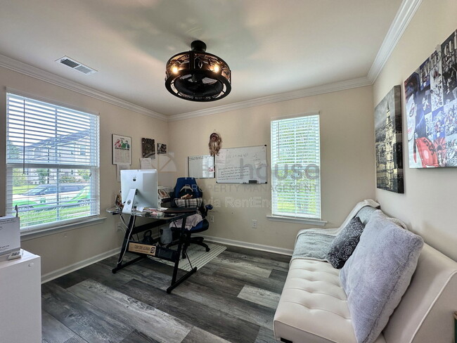 Building Photo - 724 Phalarope St