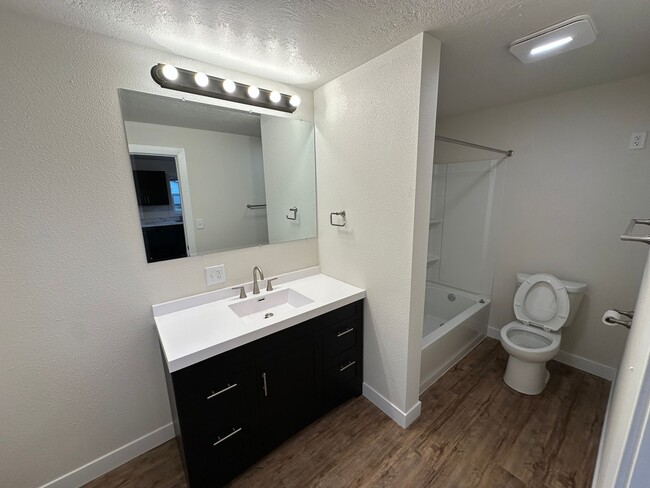 Building Photo - Newly Renovated 2 Bed House in Rock Valley...