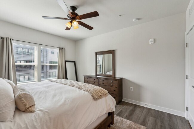 Building Photo - Gorgeous 2bd/2ba modern condo w/balcony located conveniently in MOSAIC AT WOODLAND PARK in Herndon.