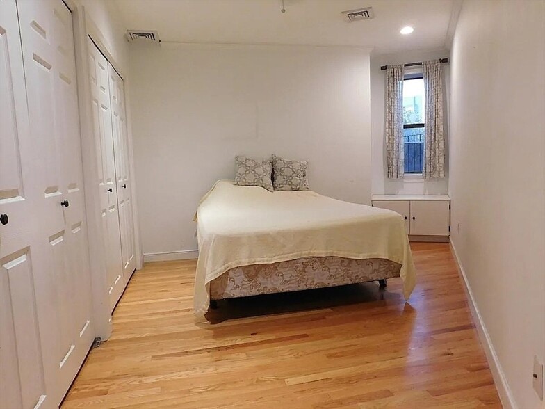 Building Photo - 110 Riverway