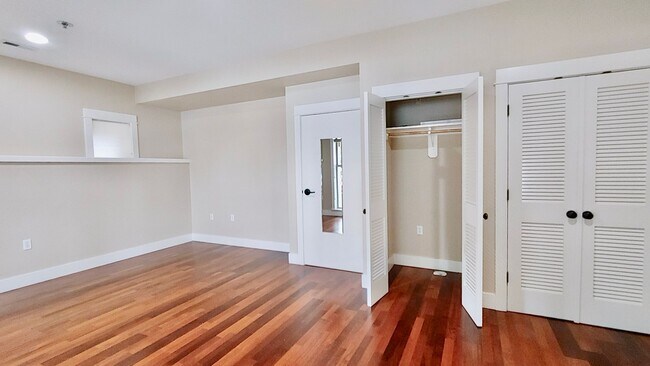 Building Photo - Luxury 3 Bedroom Townhome in Lake Oswego’s...