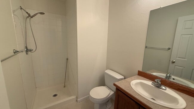 Building Photo - Lovely west Facing 3 Bed, 2 Bath, 2 Car Garage Townhouse!  Available now!