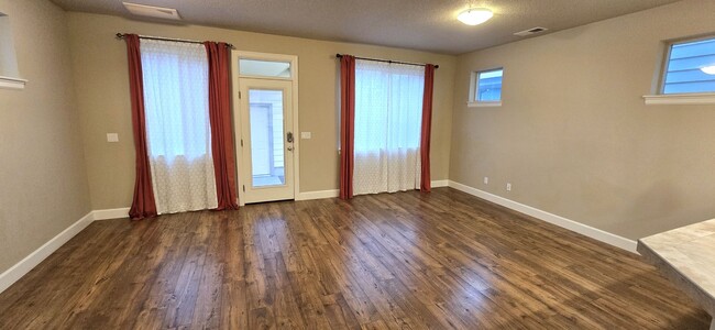 Building Photo - *MOVE IN SPECIAL* $700 off first months re...