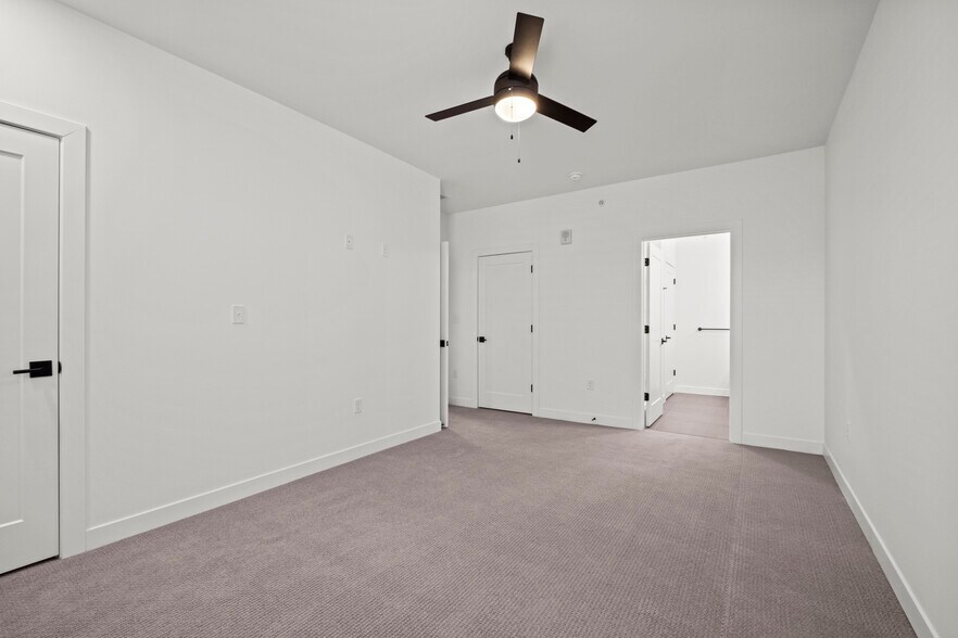 Building Photo - 3009 N Oak Trafficway