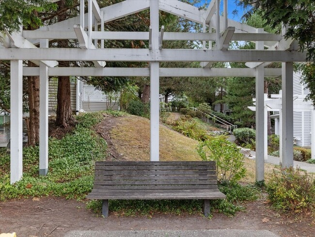 Building Photo - Available Now - 2 Bed/2 Bath End Unit Townhouse with Garage - Issaquah