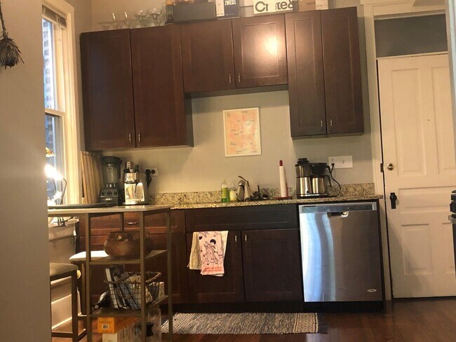 Building Photo - 2245 W Shakespeare Ave