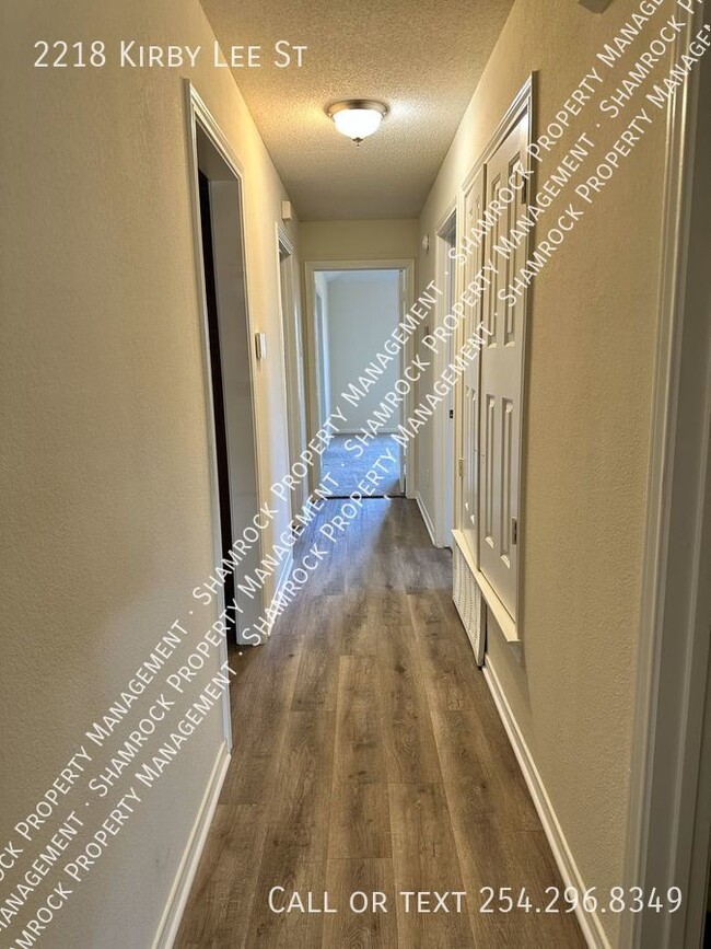 Building Photo - Duplex in Midway ISD!