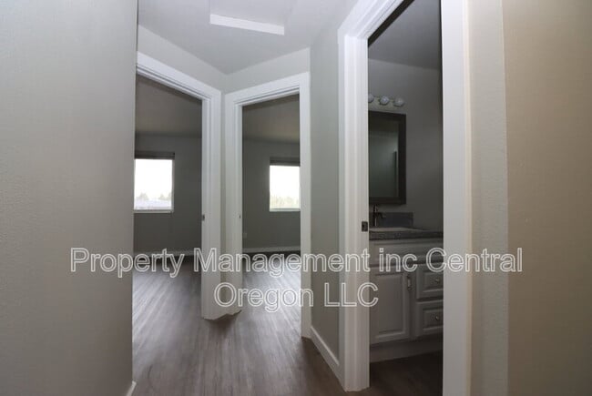 Building Photo - 1472 NE Whisper Ridge Dr
