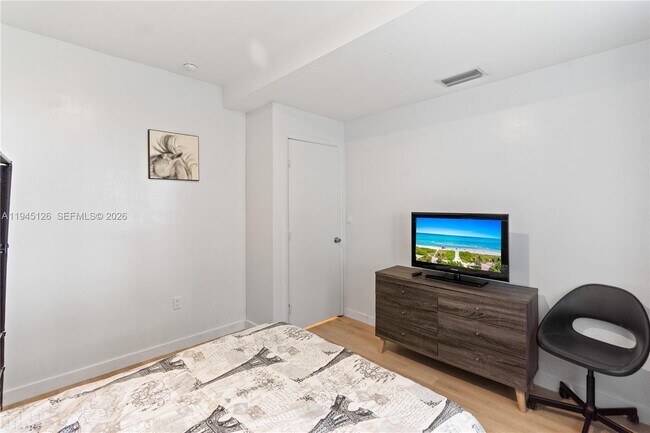 Building Photo - 810 7th St