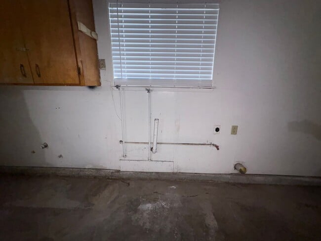 Building Photo - Spacious SE Tulare Home Near Shopping Centers coming soon!