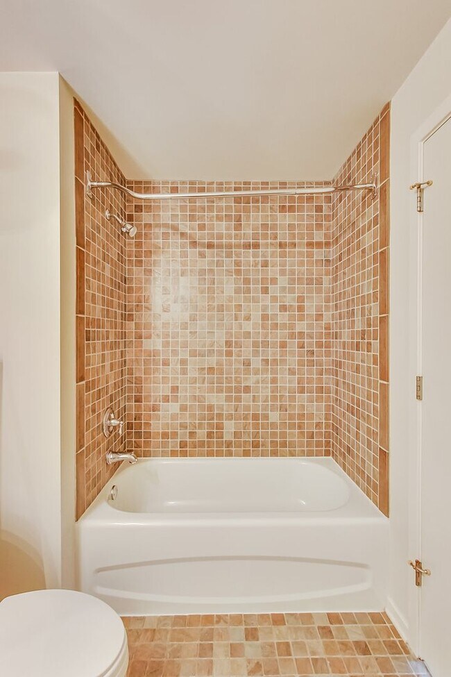 Building Photo - SW CORNER 2 BED / 2 BATH CONDO IN UNIVERSI...