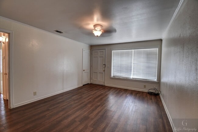 Building Photo - 701-703g