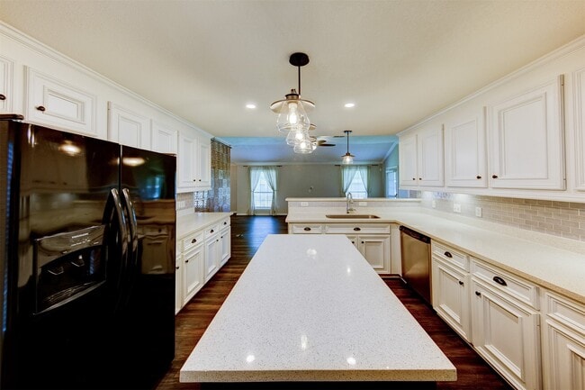 Building Photo - 402 Live Oak Ln